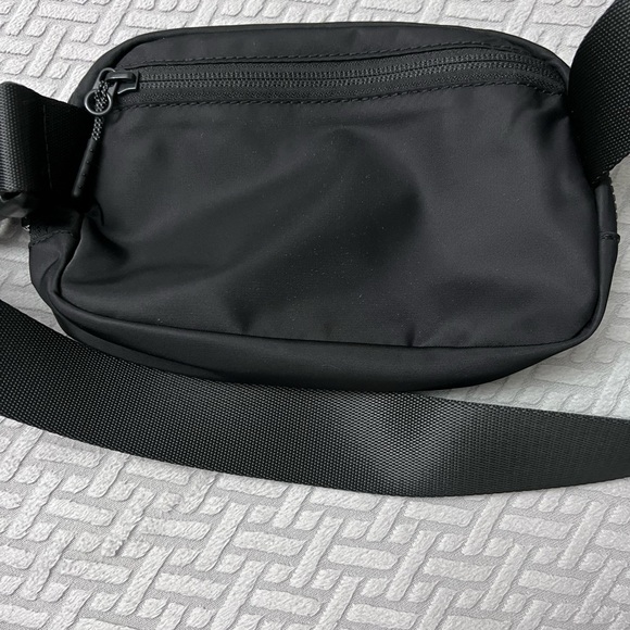 Everywhere Belt Bag 1L - Picture 3 of 3